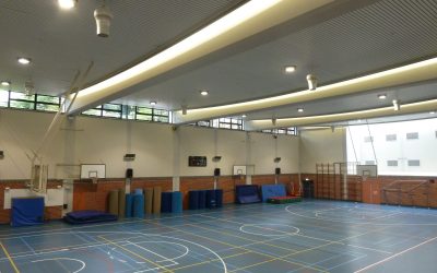 Airius destratification fans in a large sports hall, improving air circulation and energy efficiency.