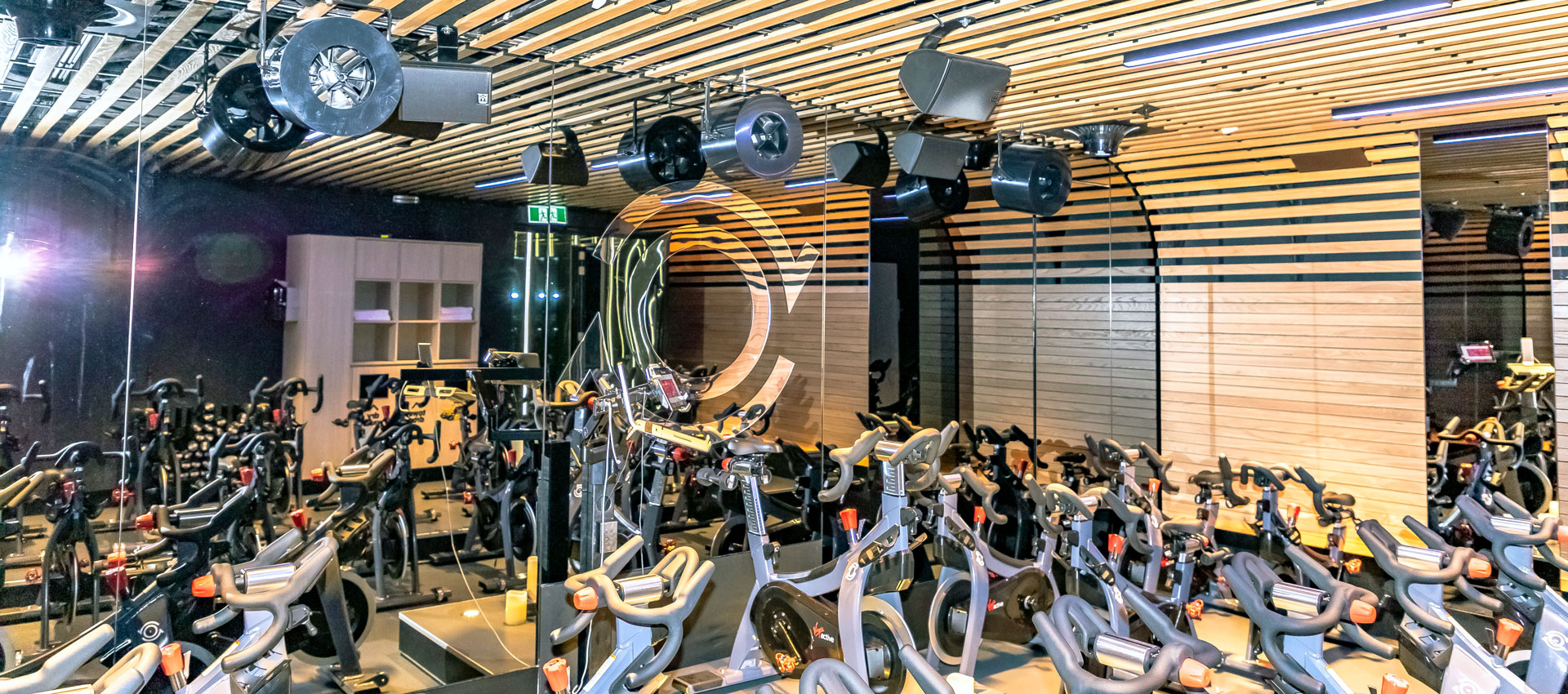 Airius-Air-Circulation-Cooling Airius destratification fans in a gym improving airflow and thermal comfort without air conditioning.