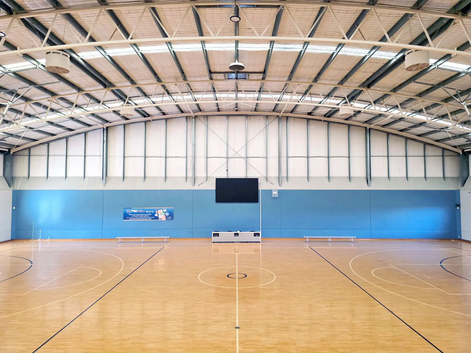 Tamworth Sports Dome court with Airius fans and high ceiling, improving thermal comfort and air